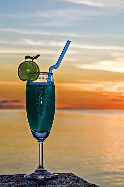 Pohár ital az asztalon beach — Stock Fotó