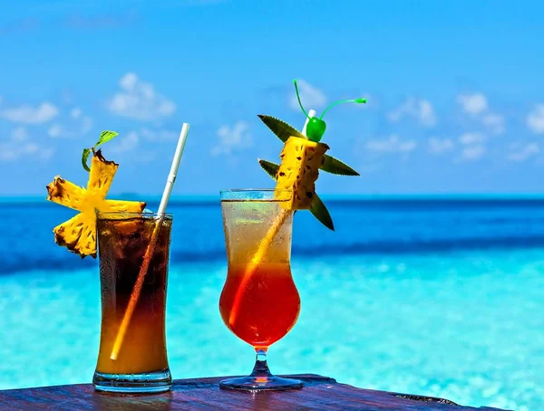 Dos vasos de bebida en una mesa de playa — Foto de Stock