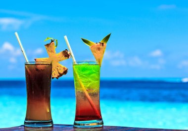 İki kadeh içki bir plaj tablo