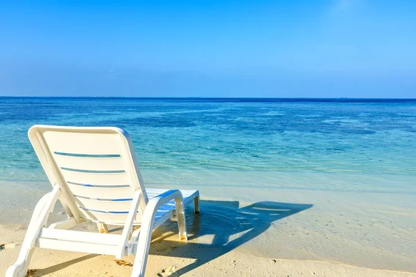 Fauteuil is op een strand — Stockfoto