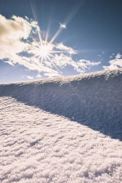 Um belo inverno no sul da Islândia durante os dias árticos. Turismo na Islândia leva a visitar o país durante todo o ano. Escandinávia incrível — Fotografia de Stock