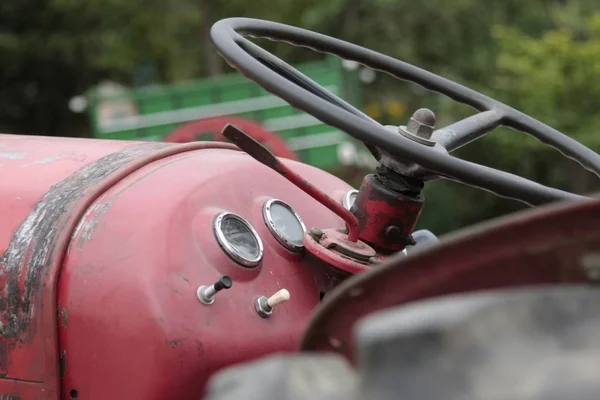 Eski bir traktörün sürüş pozisyonunun ayrıntıları.