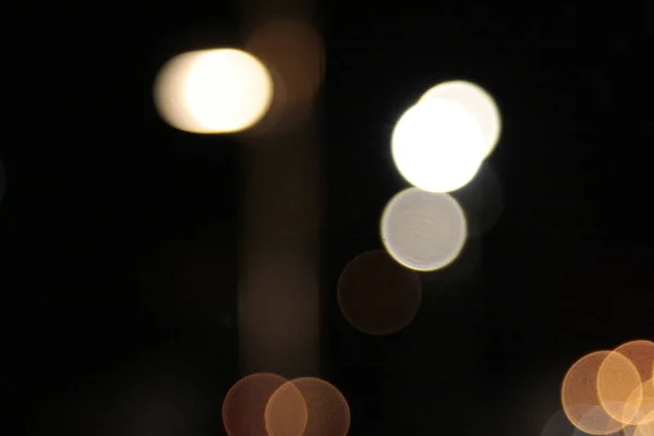 Bokeh efektli gece ışıkları çeşitli şekiller ve figürler yaratır..