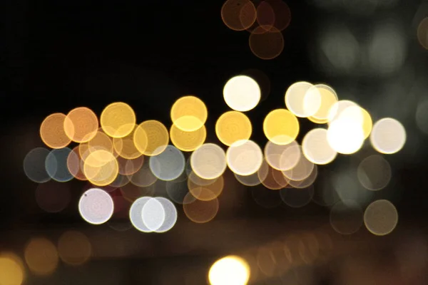 Bokeh efektli gece ışıkları çeşitli şekiller ve figürler yaratır..