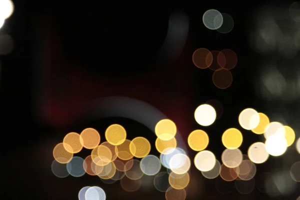 Bokeh efektli gece ışıkları çeşitli şekiller ve figürler yaratır..