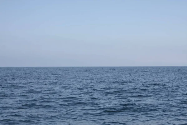 Balıkçılık gününde bir tekneden deniz ufku.