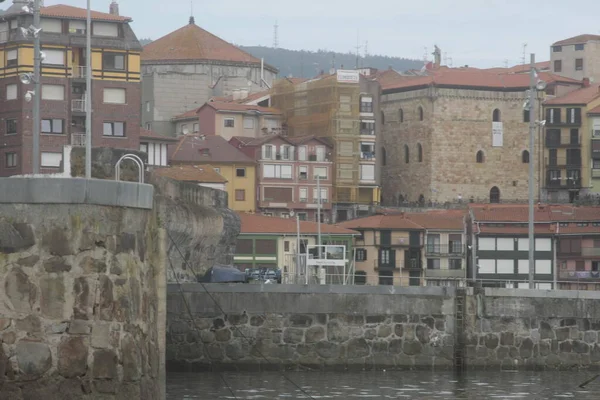 Cantabrian kıyısındaki tipik bir balıkçı limanının teknesinden görüntü.
