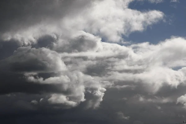 Gökteki bulutlar fırtınayı tehdit ediyor.