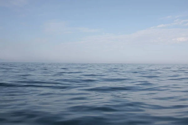 Balıkçılık gününde bir tekneden deniz ufku.