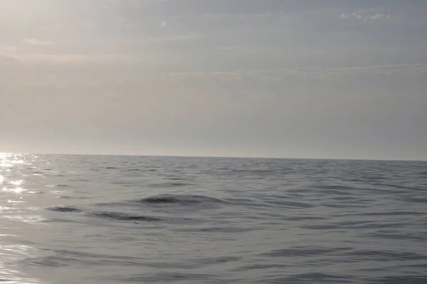 Balıkçılık gününde bir tekneden deniz ufku.