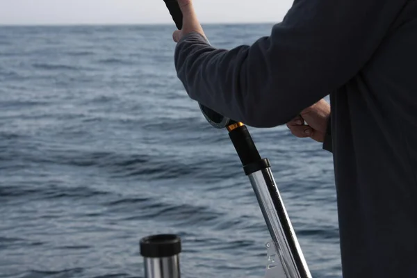 Balıkçılar ton balığı yakalamak için balıkçılık malzemeleri kullanıyor..