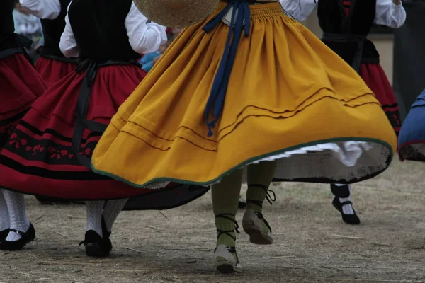 Geleneksel renkli elbiselerle dans eden kadınlar.