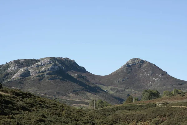 Dağ manzarası kıvrımlı şekillerle.
