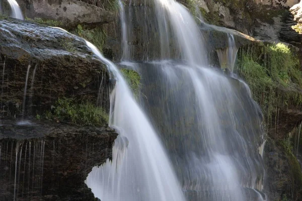 Piccola Cascata Vicino Alla Sorgente Del Fiume — Foto Stock