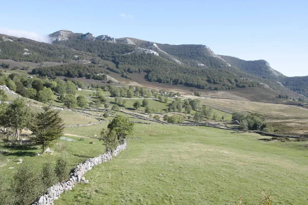 Bir dağ sığınağından vadinin manzarası.