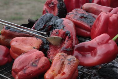 Izgarada kavrulmuş kırmızı biber.