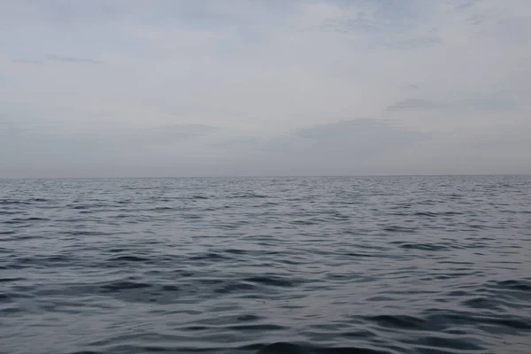 Denizci ufku tekneden görünüyor..