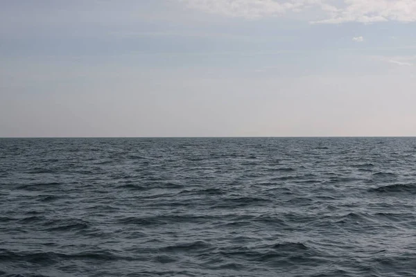 Denizci ufku tekneden görünüyor..