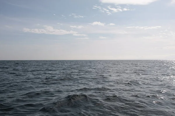 Denizci ufku tekneden görünüyor..