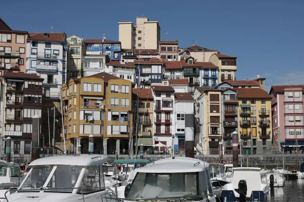 Tipik evleriyle Bermeo limanının görüntüsü.