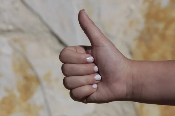 Beyaz tırnaklı bir kızın eli farklı işaretler veriyor..