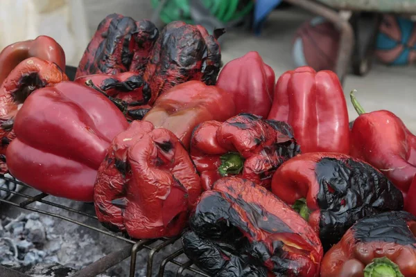 Izgarada kavrulmuş kırmızı biber.