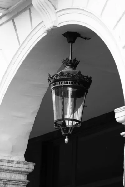 Lamppost, Burgos 'un ana meydanında bir kemerin içinde..