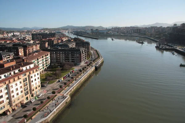 Portekiz Askı Köprüsü 'nden Bilbao nehri manzarası.