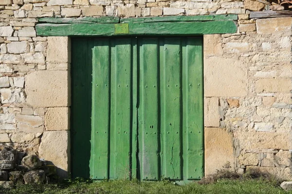 Bir kır evinin yeşil kapısı.