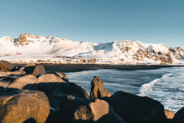 Jól ismert Black Sand Beach a város Vik Izlandon a téli naplemente idején. Gyönyörű izlandi táj, turizmus, drámai táj — Stock Fotó