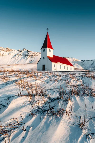 Egy tipikus izlandi templom. Nagyon jól felszerelt izlandi templom a gyönyörű táj. Gyönyörű táj a Vik városról. Hihetetlen tél a sarkkör mögött. Idegenforgalom — Stock Fotó