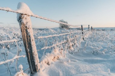İzlanda 'da güzel bir kış. Gün batımının altın saatinde taze bir karın altında kalan manzara. Nefes kesici bir doğa.