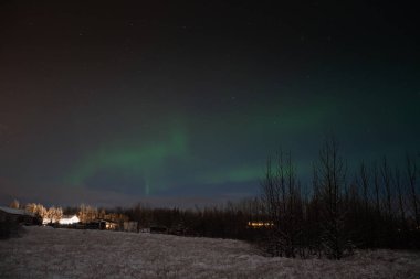 Aurora borealis İzlanda üzerinde kuzey ışıkları olarak da bilinir.