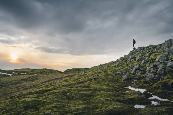 Buscador de aventuras, joven viajero y alma al aire libre en el desierto de Islandia durante el sol de medianoche o la puesta de sol permaneciendo en el horizonte. Hermoso paisaje y paisaje de los países del norte — Foto de Stock