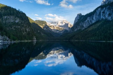 Gosausee Gölü Avusturya Alpleri 'nin en güzel yerlerinden biridir, etrafındaki manzara nefes kesici, etraftaki güzel dağları ve Dachstein buzulunu görebilirsiniz. Avusturya 'da turizm