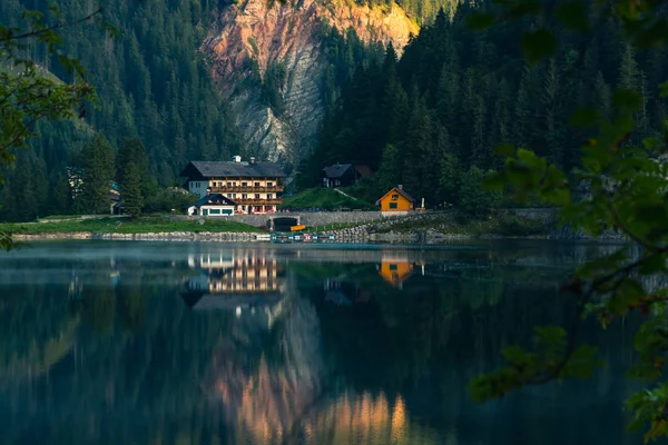 Озеро Госаузи является одним из самых красивых мест в австрийских Альпах, пейзажи вокруг просто захватывающие, вы можете увидеть красивые горы вокруг, а также ледник Дахштайн. Туризм в Австрии — стоковое фото
