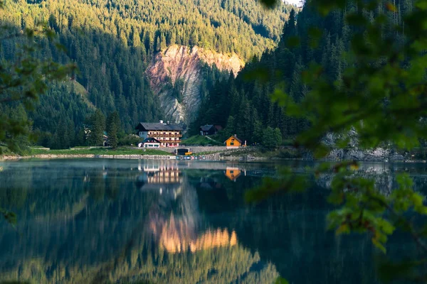 Озеро Госаузи является одним из самых красивых мест в австрийских Альпах, пейзажи вокруг просто захватывающие, вы можете увидеть красивые горы вокруг, а также ледник Дахштайн. Туризм в Австрии — стоковое фото