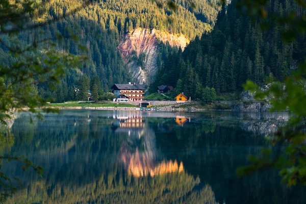 Lago Gosausee é um dos lugares mais bonitos em Alpes austríacos, A paisagem ao redor é apenas de tirar o fôlego, você pode ver belas montanhas ao redor e também a geleira Dachstein. Turismo na Áustria — Fotografia de Stock