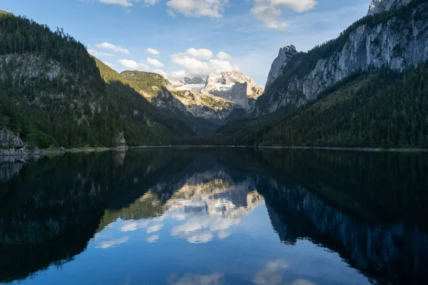 Der Gosausee ist einer der schönsten Orte in den österreichischen Alpen, die Landschaft ringsum ist einfach atemberaubend, man sieht schöne Berge ringsum und auch den Dachsteingletscher. Tourismus in Österreich — Stockfoto