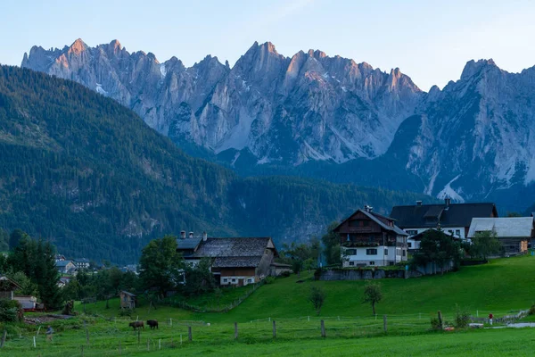 Gosau è un piccolo villaggio nelle Alpi austriache che è circondato da un paesaggio molto bello pieno di laghi e montagne intorno. E 'una destinazione ideale per le vacanze estive in Europa — Foto Stock