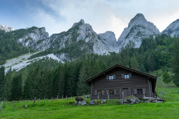Gosau es un pequeño pueblo en los Alpes austríacos que está rodeado por un paisaje muy hermoso lleno de lagos y montañas alrededor. Es un gran destino para las vacaciones de verano en Europa — Foto de Stock