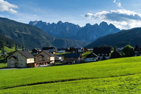 Gosau è un piccolo villaggio nelle Alpi austriache che è circondato da un paesaggio molto bello pieno di laghi e montagne intorno. E 'una destinazione ideale per le vacanze estive in Europa — Foto Stock