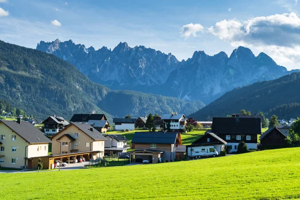 Gosau, Oostenrijk 12. September 2019: Gosau is een klein dorpje in de Oostenrijkse Alpen dat omgeven wordt door een erg mooi landschap vol meren en bergen rondom. Geweldige zomervakantie in Europa — Stockfoto