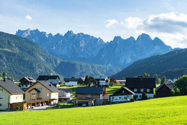 Gosau, Oostenrijk 12. September 2019: Gosau is een klein dorpje in de Oostenrijkse Alpen dat omgeven wordt door een erg mooi landschap vol meren en bergen rondom. Geweldige zomervakantie in Europa — Stockfoto