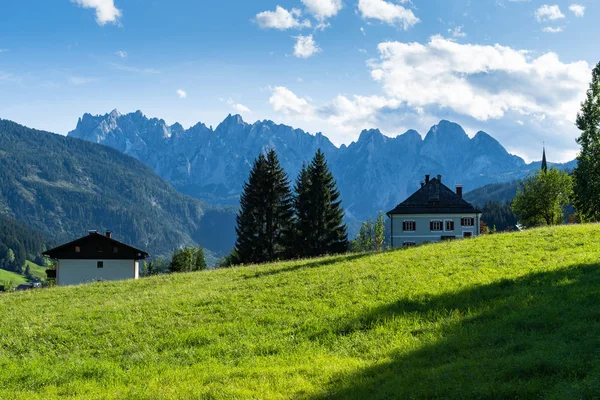 Gosau, Oostenrijk 12. September 2019: Gosau is een klein dorpje in de Oostenrijkse Alpen dat omgeven wordt door een erg mooi landschap vol meren en bergen rondom. Geweldige zomervakantie in Europa — Stockfoto