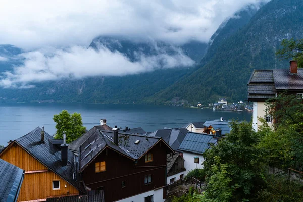 Bewolkt blauw uur in Hallstatt in Oostenrijk. Perfecte Europese reisbestemming voor toerisme van over de hele wereld. Prachtige landschappen, architecturen en nog veel meer — Stockfoto