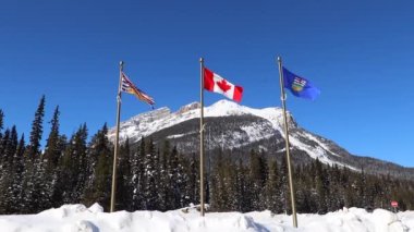 Continental Divide on Border of Banff ve Kootenay Ulusal Parkları, Vermilion Pass, Alberta, British Columbia, Canada, Travel Alberta, bayraklar, tabela