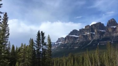 Castle Mountain, Kanada Rocky Dağları 'ndaki Banff Ulusal Parkı' nın en popüler ve fotoğraflanmış yerlerinden biridir. Seyahat Alberta, Kanada, Turizm, Bow Valley nehri, Louise Gölü, Old 1a karayolu