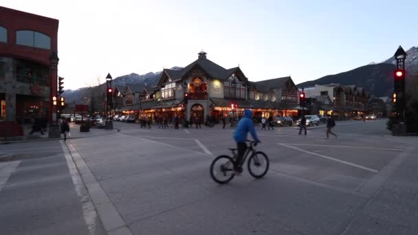 Banff Alberta Kanada Mars 2019 Banff Avenue Blir Upptagen Igen — Stockvideo