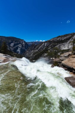 Yosemite Vadisi Ulusal Parkı şelaleleri özellikle ilkbahar ve yaz başında dağlardan gelen karların eridiği zamanlarda çok büyüktür. Ziyaret için en iyi zaman Usa California.